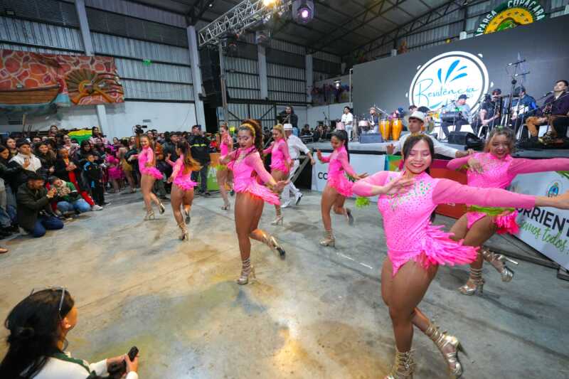 El evento incluyó presentaciones artísticas de academias de baile locales y un cierre musical a cargo del grupo “Roda entre Amigos”, que interpretó clásicos del pagode y samba raíz ante un numeroso público.
