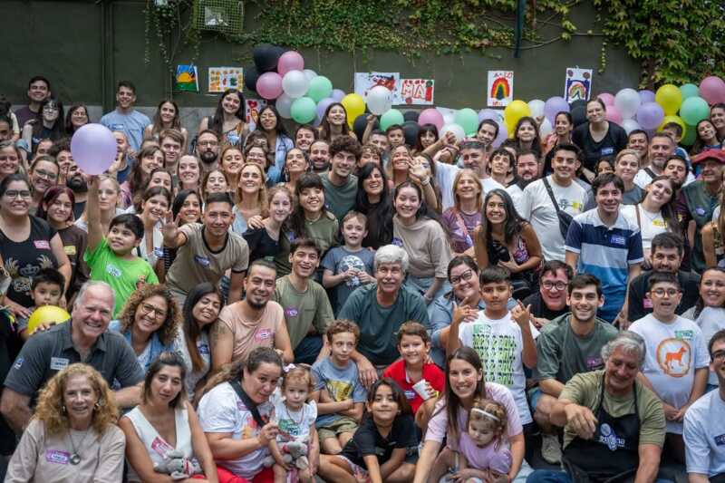 CASACUSIA nació formalmente en marzo de 2025, luego de organizar 19 encuentros comunitarios en 2024, con más de 600 participantes presenciales y virtuales en ciudades como Buenos Aires, Córdoba, Bariloche, La Plata, Madrid y Málaga.