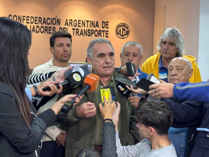 Sindicatos y organizaciones sociales marcharán al Ministerio de Desregulación contra los DNU de Milei 3 La protesta fue convocada por el espacio “Lucha por la Soberanía, el Trabajo Digno y los Salarios Justos”, en rechazo a los Decretos de Necesidad y Urgencia (DNU) firmados por el presidente Javier Milei