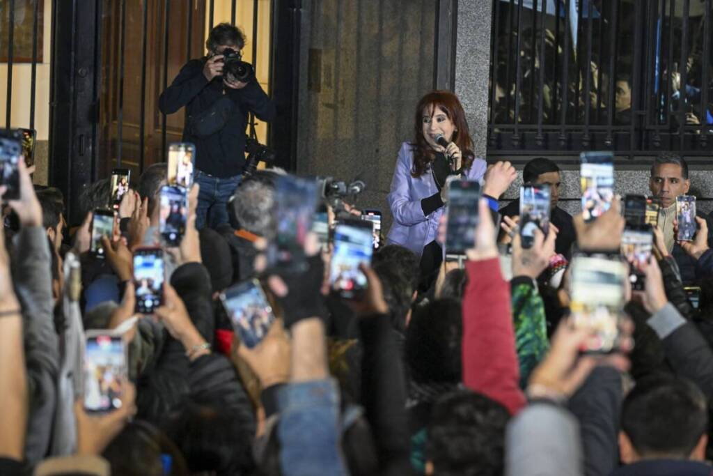 Cristina Kirchner: “Estar presa es un certificado de dignidad” ante la inminencia del fallo de la Corte 2 La ex presidenta Cristina Fernández sugirió que su detención sería un intento de disciplinamiento del campo popular