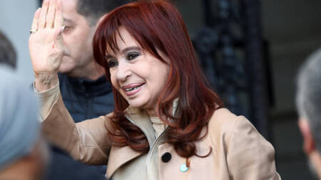 Cristina Kirchner se recupera tras su operación quirúrgica, sin fiebre ni nuevos síntomas, mientras permanece internada en la clínica privada porteña.
