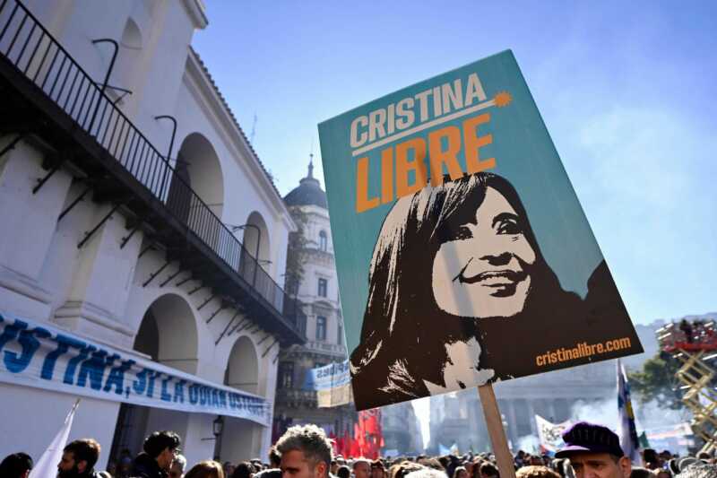 Mi querida mariposa 1 “Ella se va (y nos va) a entretener con el folletín de las condiciones de detención como parte de la serie “Cristina Libre”.