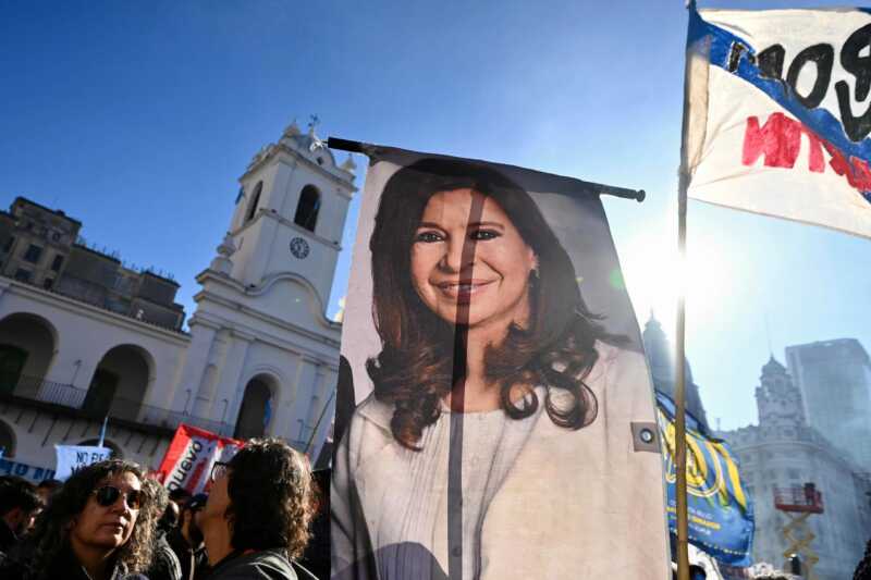 Cristina Kirchner volvió a publicar tras el masivo acto en Plaza de Mayo 1 “Pueden encerrarme a mí, pero no van a poder encerrar a todo el pueblo argentino. Porque el pueblo está despierto, está organizado y tiene memoria", advirtió Cristina Kirchner