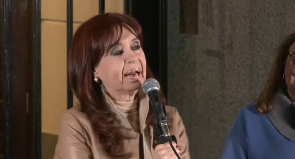 Cristina Kirchner desde la sede del PJ: «el partido judicial le agrega un cepo al voto popular» “Cristina no está sola. Su lucha es nuestra. Su proscripción es una herida abierta en la democracia, y su nombre es bandera de dignidad popular”, indicó el PJ Misiones