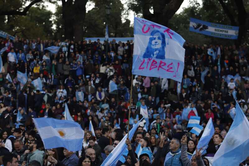 Cristina Kirchner tildó de “fracasada” a Patricia Bullrich y advirtió: “La gente no come policías ni presos políticos” 1 El banderazo en apoyo a la expresidenta Cristina Fernández de Kirchner en Parque Lezama sumó la presencia de su hijo, Máximo Kirchner.