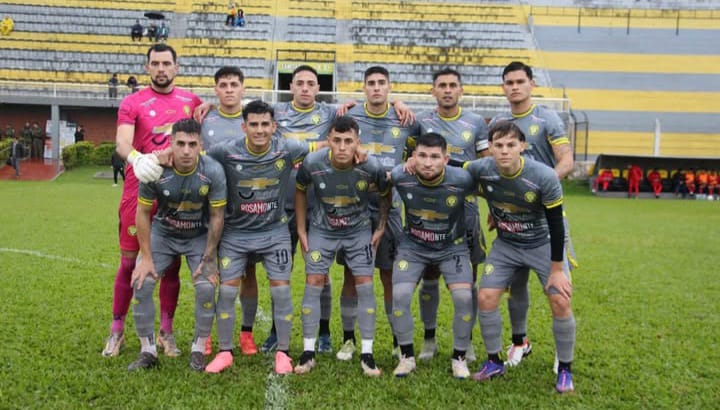 Federal A: Crucero cayó 1-0 ante Sarmiento de Resistencia y se hunde en la tabla 1 Con esta derrota, Crucero del Norte permanece en la novena posición de la tabla, con apenas 9 puntos, y ve cada vez más complicadas sus chances de clasificación a la siguiente fase.