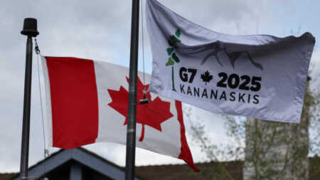 logo y bandera del G7 en Canadá