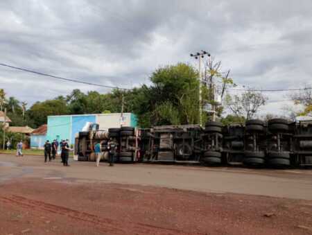 Despiste de un camión maderero en acceso a Santa Ana: no hubo lesionados Despiste de camión con maderas en Santa Ana
