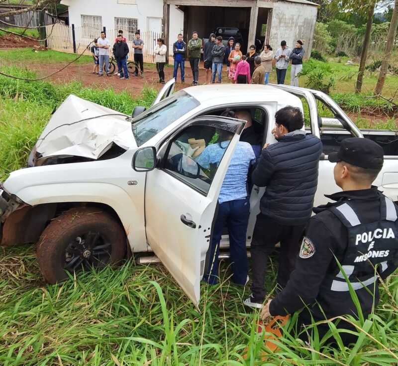 Dos despistes en la Ruta 103 en menos de 24 horas: un conductor hospitalizado y una pareja ilesa 2 El conductor, identificado como Alberto Fabián D., relató que debió realizar una maniobra evasiva para evitar colisionar con otro vehículo que circulaba en el mismo carril y produjo uno de los despistes