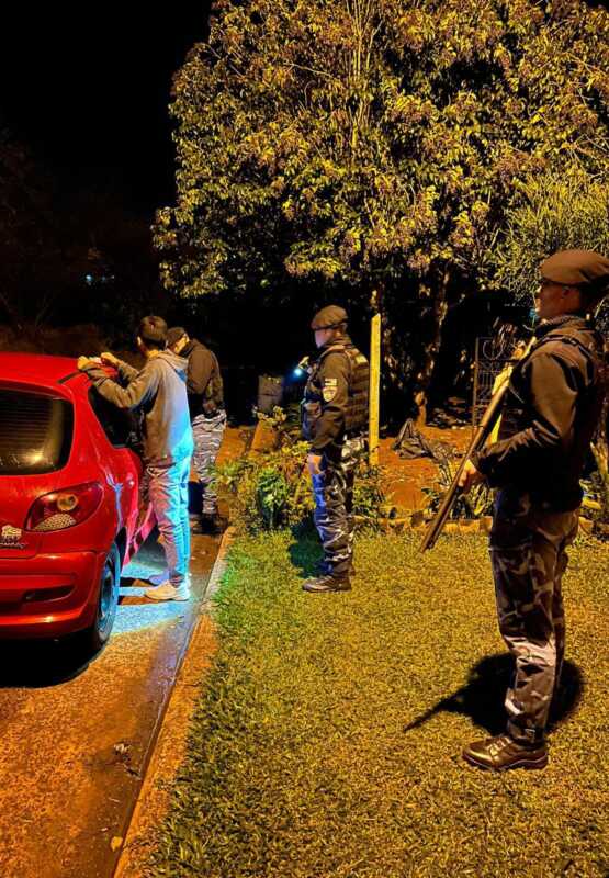 Misiones: droga para su pareja presa y casi 9 kilos abandonados en el monte 2 Dentro de una caja de cigarrillos, los efectivos de la Policía de Misiones hallaron envoltorios con dosis de marihuana, lo que motivó su inmediata detención.