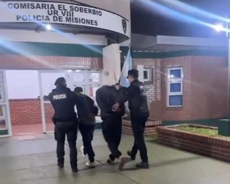 Secuestraron armas en la guarida del criminal brasileño detenido por intento de robo en El Soberbio 2 La Policía de El Soberbio detuvo a dos sospechosos, uno de ellos un brasileño de 30 años con un extenso prontuario criminal en su país de origen, y otro joven de 20 años oriundo de la zona.