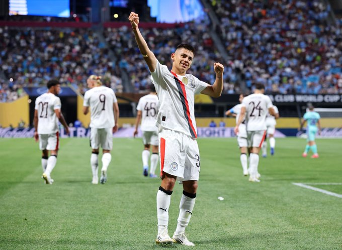 Uno de los momentos más destacados del partido fue el golazo de tiro libre de Claudio “Diablito” Echeverri, quien anotó su primer tanto con el Manchester