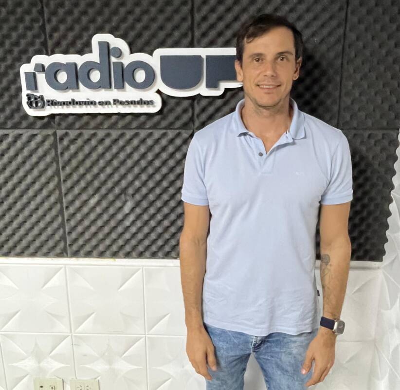 Hartfield negó vuelos privados con fondos de ANSES y anunció denuncia penal contra Gervasoni 2 Al cierre de la campaña electoral, Hartfield estuvo en los estudios de Radio Up con las definiciones políticas de LLA Misiones