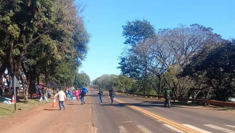Jardín América: Docentes autoconvocados levantaron el corte sobre la ruta 12 docentes autoconvocados 1 - 2