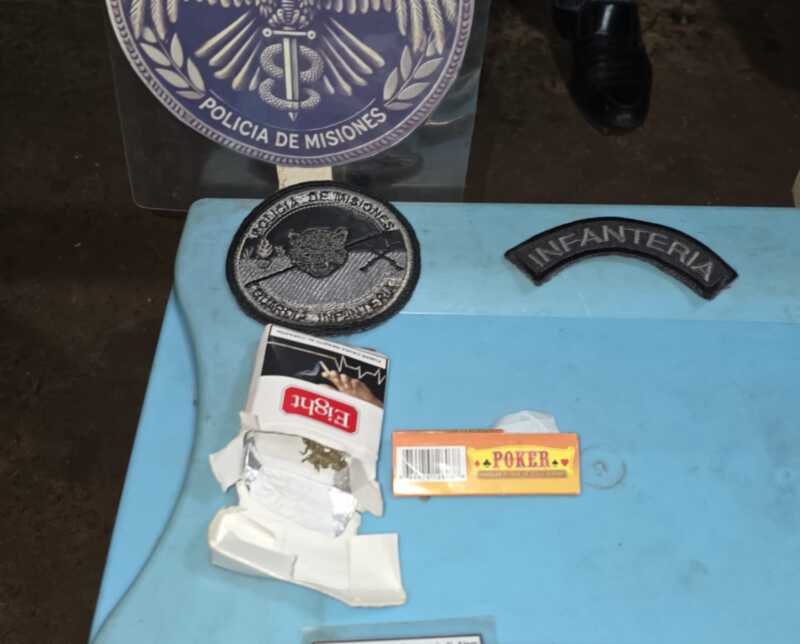 Misiones: droga para su pareja presa y casi 9 kilos abandonados en el monte 3 Los efectivos de Misiones encontraron las dosis de marihuana en el paquete de cigarrillos