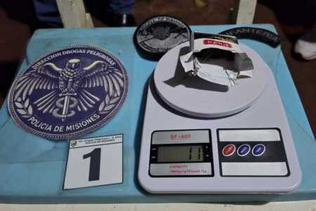 Misiones: droga para su pareja presa y casi 9 kilos abandonados en el monte droga misiones policia - 2
