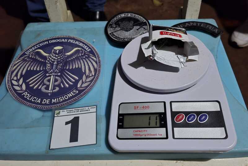 Misiones: droga para su pareja presa y casi 9 kilos abandonados en el monte droga misiones policia - 1
