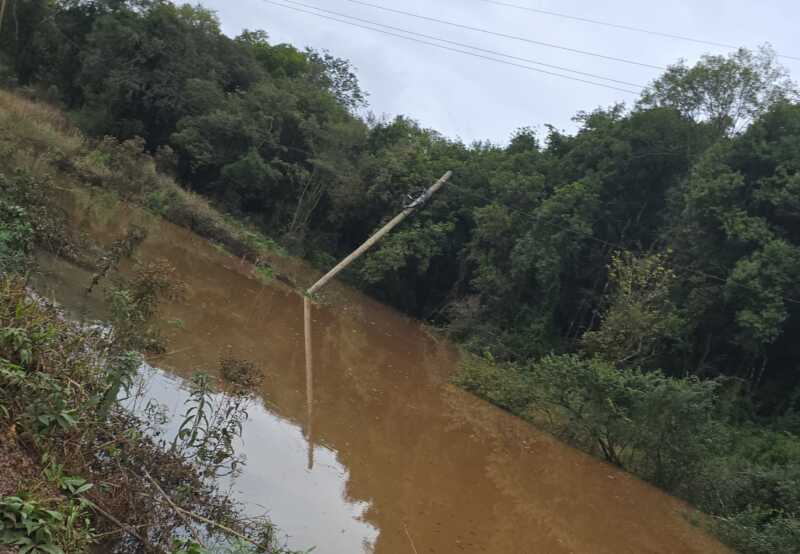 El Soberbio en alerta por crecida del río Uruguay: estiman que el nivel superará los 14 metros 2 El aumento constante en el nivel del río Uruguay también está relacionado con la dinámica de la represa Chapecó, en Brasil, cuya defluencia al momento de la alerta alcanzaba los 13.200 m³/s, con proyecciones de incremento.