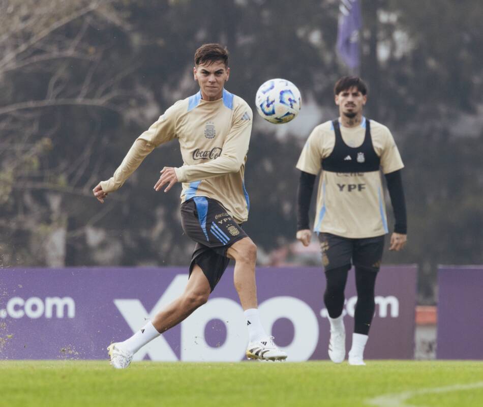 Messi sería titular ante Colombia en el Monumental y vuelve a liderar a la Selección 3 Uno de los interrogantes en la formación pasa por el lateral izquierdo, ya que Nicolás Tagliafico fue suspendido tras acumular amarillas.