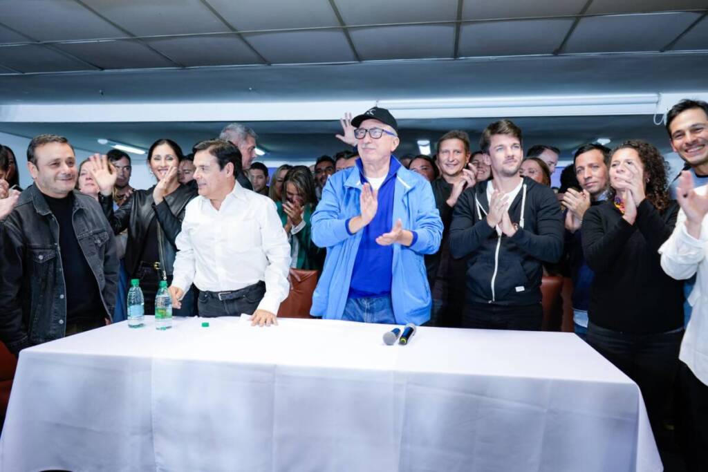 Carlos Rovira: “Hoy se consagró la Renovación NEO y ", con jóvenes de todos los pensamientos” 3 En un gesto de apertura institucional, Rovira convocó a todas las fuerzas políticas de la provincia a dejar de lado las diferencias y trabajar de manera conjunta