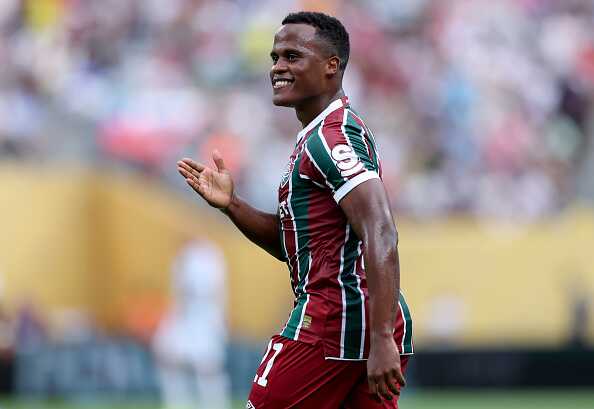 Fluminense venció 4-2 a Ulsan y llega con chances a la última fecha del Mundial de Clubes 1 El “Flu” abrió el marcador a los 27 minutos gracias a un golazo de tiro libre de Jhon Arias, que colocó la pelota en un ángulo imposible.