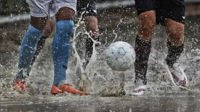 Fútbol misionero: suspenden partidos por lluvias en la Liga Posadeña y el Torneo Provincial futbol cancha suspension - 1