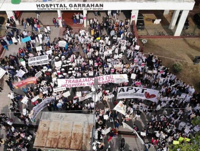 Garrahan: “Hay renuncias todas las semanas y ninguna respuesta del Gobierno”, alertó en Radio Up el bioquímico Pablo Gravina 3 El bioquímico del Garrahan señaló que el reclamo no es nuevo, pero el deterioro se agravó dramáticamente en los últimos 18 meses