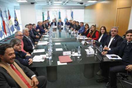 Gobernadores proponen redistribuir fondos del combustible y Passalacqua fue parte del reclamo En el marco de una reunión del Consejo Federal de Inversiones, gobernadores de todo el país propusieron modificar el artículo 5° de la Ley de Coparticipación (23.548)