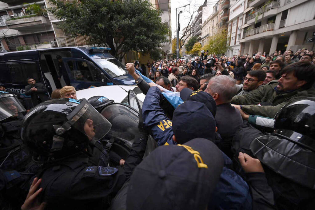 Incidentes entre manifestantes y la Policía Federal por la detención de Grabois
