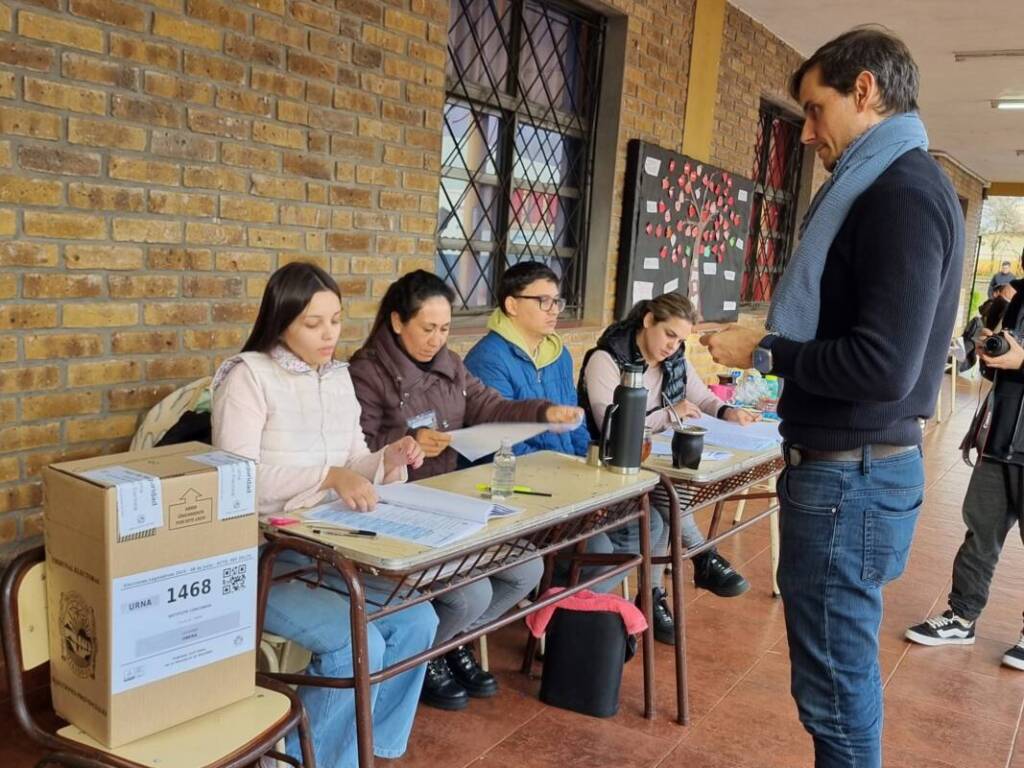 Diego Hartfield: “Es un día muy especial, invitamos a todos a participar y expresarse” 1 “Es un día muy especial para todos los misioneros, muy contentos porque tenemos la oportunidad de manifestarnos”, señaló Hartfield tras sufragar, en diálogo con medios locales.