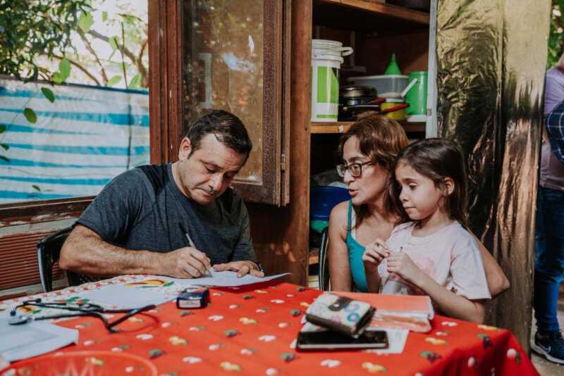 Misiones frente al ajuste: ¿quién defenderá el Estado en octubre? 2 En ese escenario incierto, el gobierno provincial, con el entonces gobernador Oscar Herrera Ahuad, se apoyó en una gestión que venía priorizando la salud desde años atrás