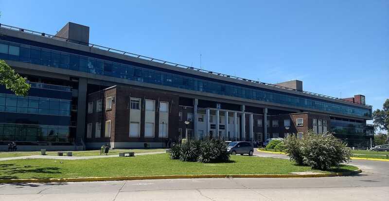 El Gobierno despidió a 110 empleados del Hospital Posadas y anunció descuentos en el Garrahan 1 Según el texto difundido por el Gobierno, “cada caso fue evaluado individualmente y se siguieron todos los procedimientos legales y administrativos correspondientes”