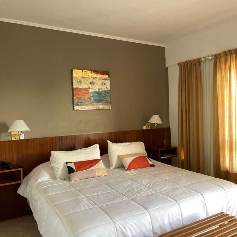 Hoteleros de Misiones sufren el contexto económico: "No la están pasando nada bien", advirtió Oria 6 “Si tengo que sostener una tarifa doble con desayuno, tendría que cobrar 120 o 140 mil pesos. Pero no va a venir nadie si pongo eso”, explicó Alvarenga de AMBHRA Misiones