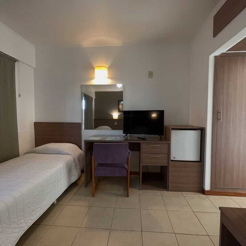 Preocupación en el sector hotelero de Misiones: "Estamos haciendo equilibrio" advirtieron desde AMHBRA 4 “Vimos reducción de jornadas, algunos egresos por jubilación, y empezamos a revisar todos los gastos, por más mínimos que sean”, admitió. Alvarenga de AMBHRA de Misiones