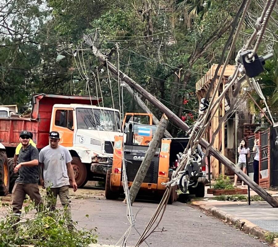 Temporal en Puerto Iguazú: sin precedentes los daños al servicio eléctrico, pero ya se restableció el 70% de la red 3 “No hay registros de algo así. Volaron techos, se rompieron postes de hormigón, cayeron árboles grandes, con gran daño en todos los tendidos”, describió Viana sobre Iguazú