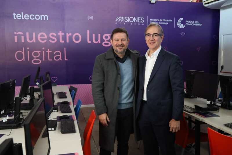 Telecom inauguró “Nuestro Lugar Digital” en Misiones 3 Ramiro Aranda (ministro de Educación) y Pedro López Matheu (Director de Comunicaciones Externas, Sustentabilidad y Medios de Telecom)