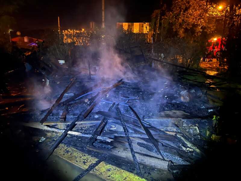 Despistes y siniestros en Misiones: rápido accionar de la policía y los bomberos 4 incendio bomberos 1 - 3
