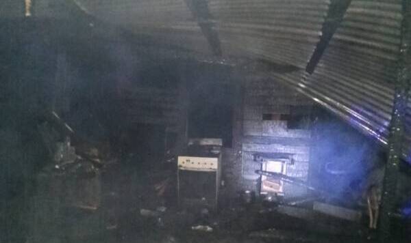 Una vela encendida habría provocado un feroz incendio en una vivienda de Iguazú 4 Aunque no se lamentó víctimas fatales, la vivienda sufrió severos daños materiales.