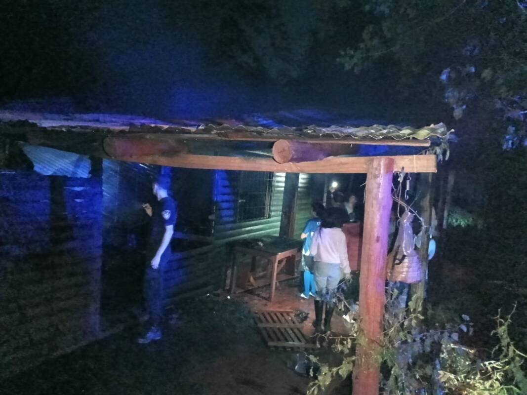 Una vela encendida habría provocado un feroz incendio en una vivienda de Iguazú 3 Dotaciones de bomberos locales y personal policial logró sofocar las llamas del incendio