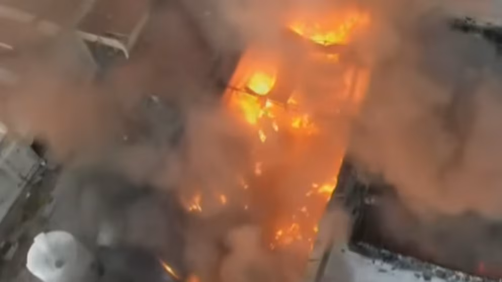 Feroz incendio en una fábrica de La Matanza obligó a evacuar a vecinos de la zona 2 Un incendio de gran magnitud se desató esta mañana en una fábrica de plásticos en La Matanza