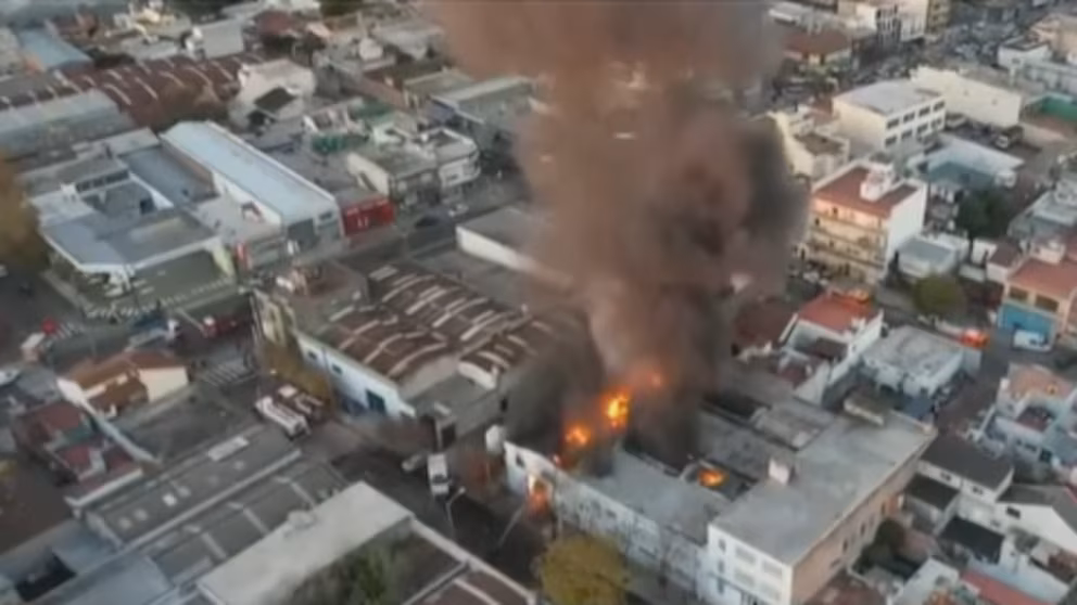 Feroz incendio en una fábrica de La Matanza obligó a evacuar a vecinos de la zona incendio - 1
