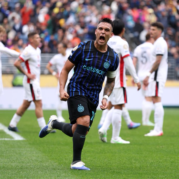 Alerta en la Selección: Lautaro Martínez vuelve a lesionarse y preocupa a Scaloni 6 Lautaro Martínez sufrió una distensión en el sóleo izquierdo y estará al menos 15 días fuera. Inter seguirá su evolución y crece la preocupación en la Selección Argentina.