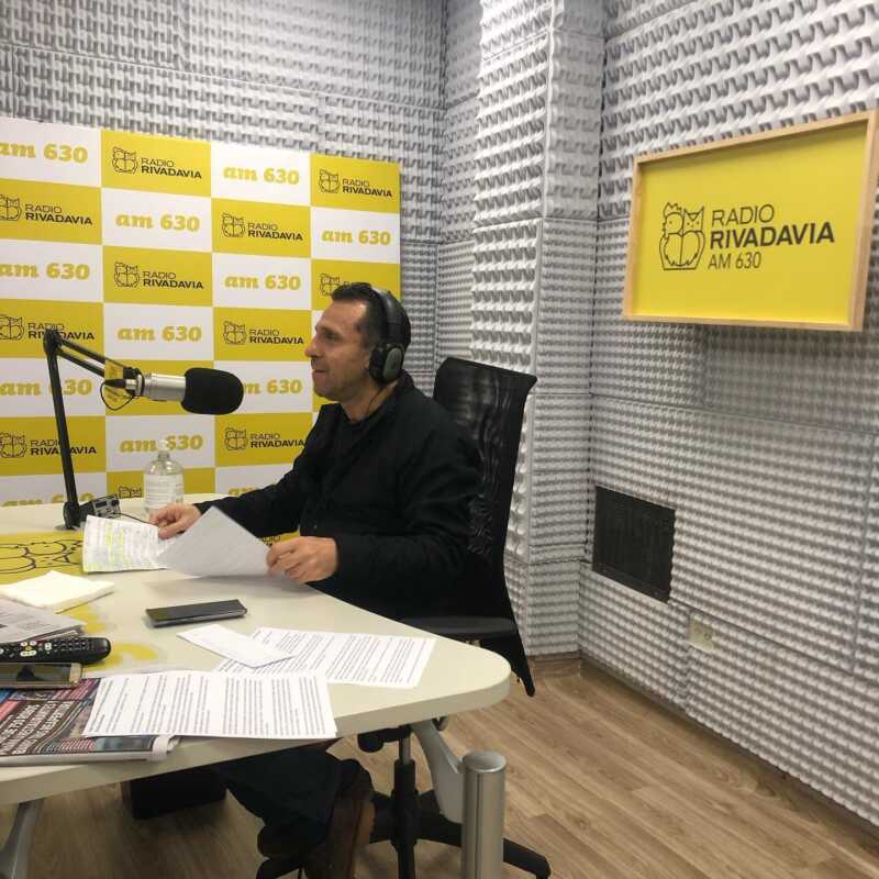 En el Día de la Bandera, José Larralde ironizó: “Firmo como ‘Viejo meado’ porque así nos llama el presidente” 3 Larralde se declaró fanático de Rivadavia y lo contó a Jorge PIzarro