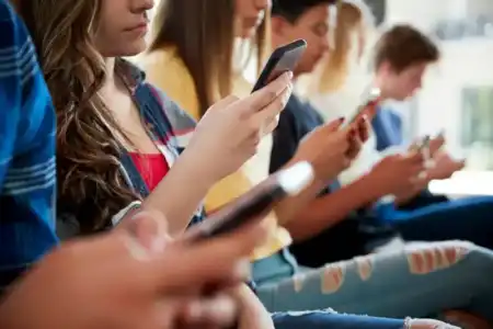 Amor tóxico: informe alerta sobre el impacto emocional de las redes sociales en los jóvenes Entre diálogo, militancia y percepción económica, los adolescentes muestran un interés activo en política, según Carla Chini.