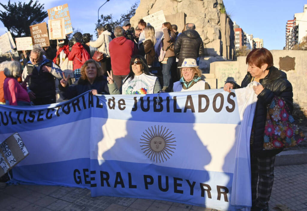 Fuerte revés para el Gobierno: Diputados aprobó aumento de jubilaciones, suba del bono y prorrogó la moratoria 2 Fuera del recinto, organizaciones sociales y jubilados volvieron a marchar por la suba de jubilaciones