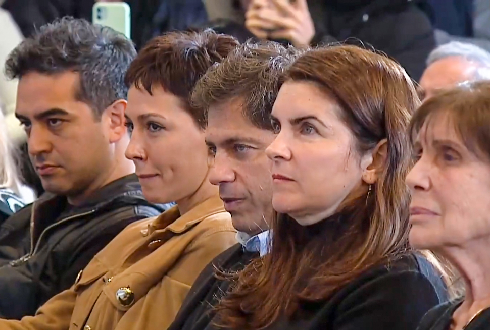 Cristina Kirchner: “Estar presa es un certificado de dignidad” ante la inminencia del fallo de la Corte 4 Con la presencia destacada de Axel Kicillof en la primera fila y una clara muestra de unidad táctica del kirchnerismo, Cristina denunció persecución judicial y advirtió: “Mientras caminen libres los del megacanje, el FMI, las autopistas y el correo, créanme que estar presa es un acto de dignidad política”.