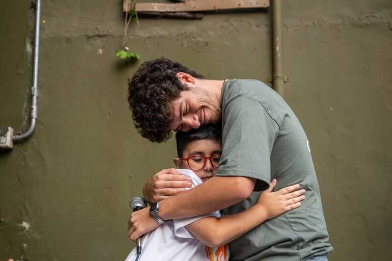 Lucas Adlerstein, fundador de CASACUSIA, también es hipoacúsico y recorre el país para incentivar a sus pares, especialmente los más jóvenes.