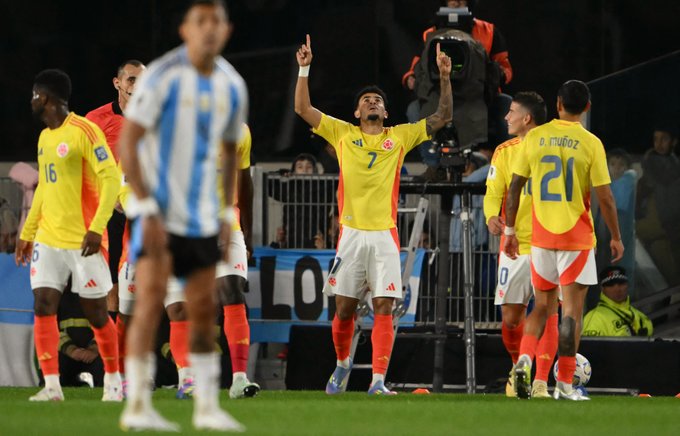 Argentina y Colombia empataron en un gol por las Eliminatorias 2 Luis Diaz festeja el gol para Colombia en el Estadio Monumental