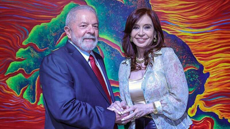 Milei cierra su presidencia del Mercosur con Lula en Buenos Aires y avanza el acuerdo con la EFTA 2 Lula da Silva planea visitar por la tarde a la ex presidenta Cristina Fernández de Kirchner, quien cumple prisión domiciliaria tras su condena en la causa Vialidad.