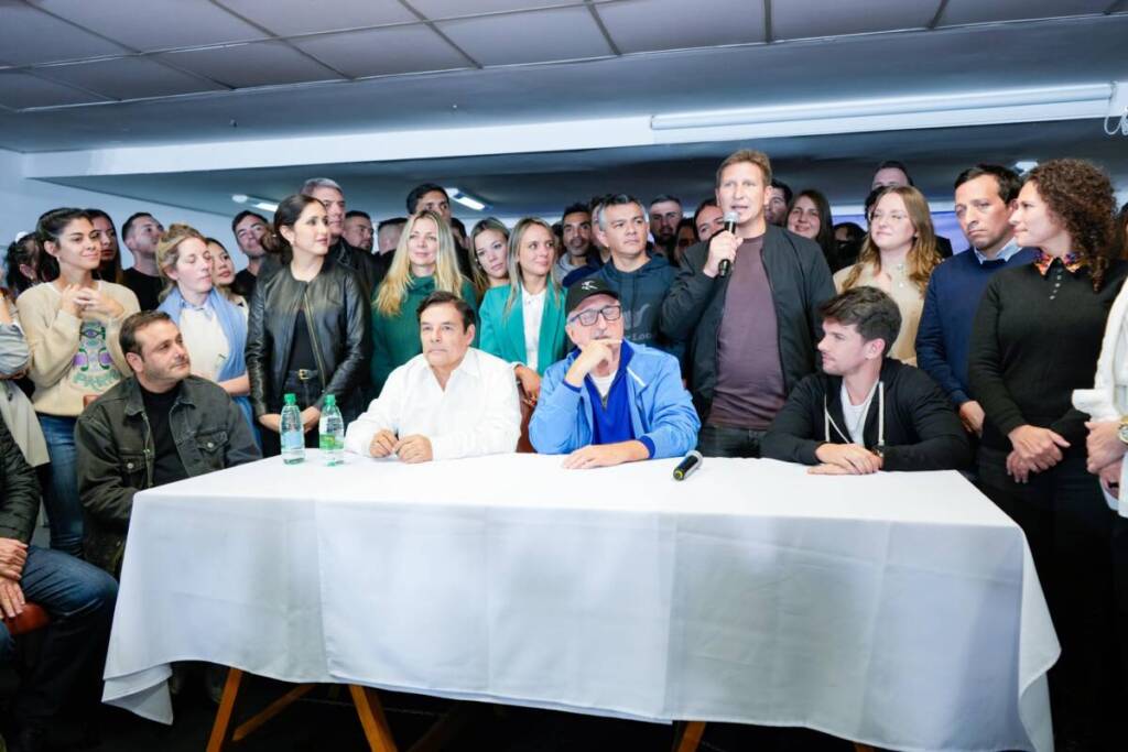 Carlos Rovira: “Hoy se consagró la Renovación NEO y ", con jóvenes de todos los pensamientos” 4 Del festejo renovador encabezado por Rovira, participó el gobernador Hugo Passalacqua